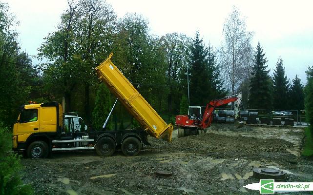 Prace przy parkingu i chodniku w Cieklinie rozpoczęte Prace przy parkingu i chodniku w Cieklinie rozpoczęte