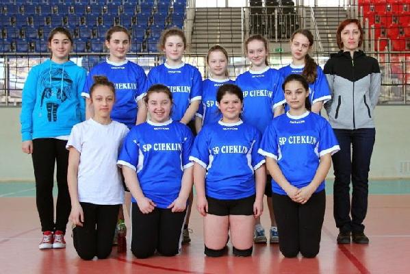 SP w Cieklinie najlepsza w powiecie w mini piłce siatkowej dziewcząt SP w Cieklinie najlepsza w powiecie w mini piłce siatkowej dziewcząt