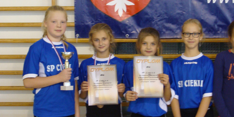 UDZIAŁ W MIĘDZYGMINNYM FESTIWALU PIŁKI SIATKOWEJ DZIEWCZĄT W KATEGORII „DWÓJKI” UDZIAŁ W MIĘDZYGMINNYM FESTIWALU PIŁKI SIATKOWEJ DZIEWCZĄT W KATEGORII „DWÓJKI”