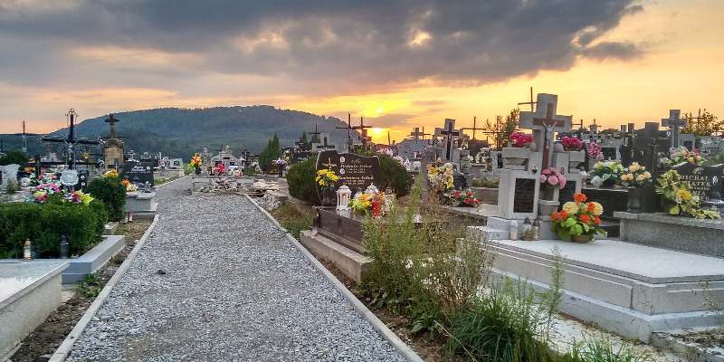 Ruszyła budowa alejek na cmentarzu parafialnym w Cieklinie Ruszyła budowa alejek na cmentarzu parafialnym w Cieklinie