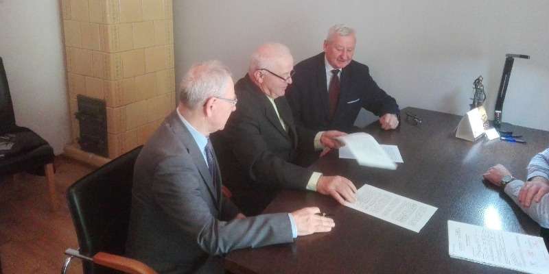 Podpisano darowiznę na przekazanie działek pod strzelnicę w Cieklinie Podpisano darowiznę na przekazanie działek pod strzelnicę w Cieklinie