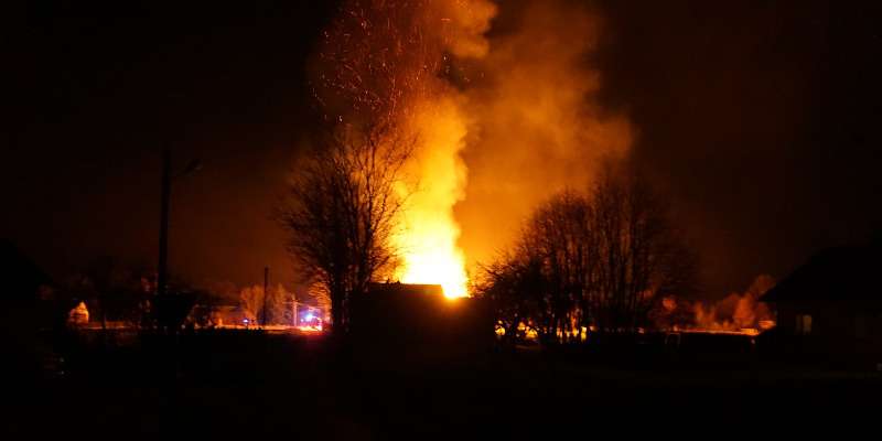 Pożar budynku gospodarczego w Cieklinie. Zwierzęta uratowane Pożar budynku gospodarczego w Cieklinie. Zwierzęta uratowane