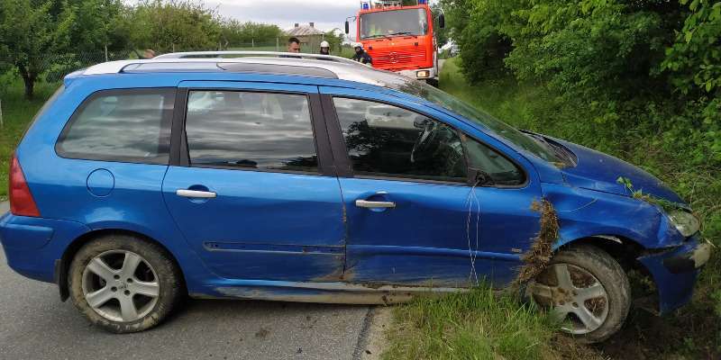 Wypadek samochodu osobowego w Cieklinie - droga zablokowana Wypadek samochodu osobowego w Cieklinie - droga zablokowana