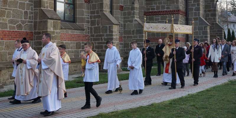 Wielkanoc 2022. Procesja rezurekcyjna w Cieklinie Wielkanoc 2022. Procesja rezurekcyjna w Cieklinie