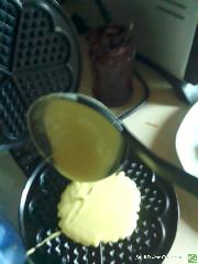 Gofry z musem owocowym i śmietaną